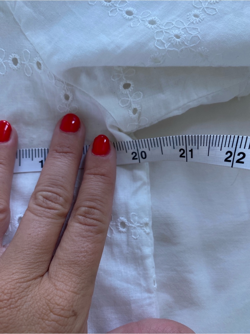 90’s Summer Cropped White Eyelet Button-Up with Embroidered Floral 100% Cotton - Picture 6 of 7